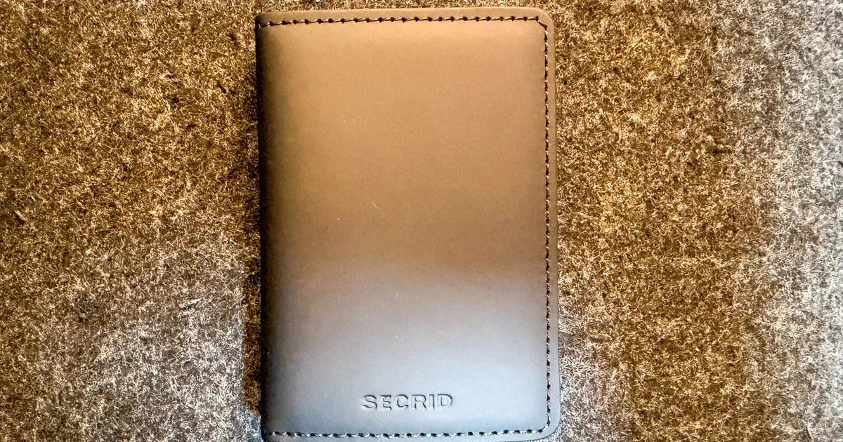 SECRID Slimwallet Matte Black を閉じた状態
