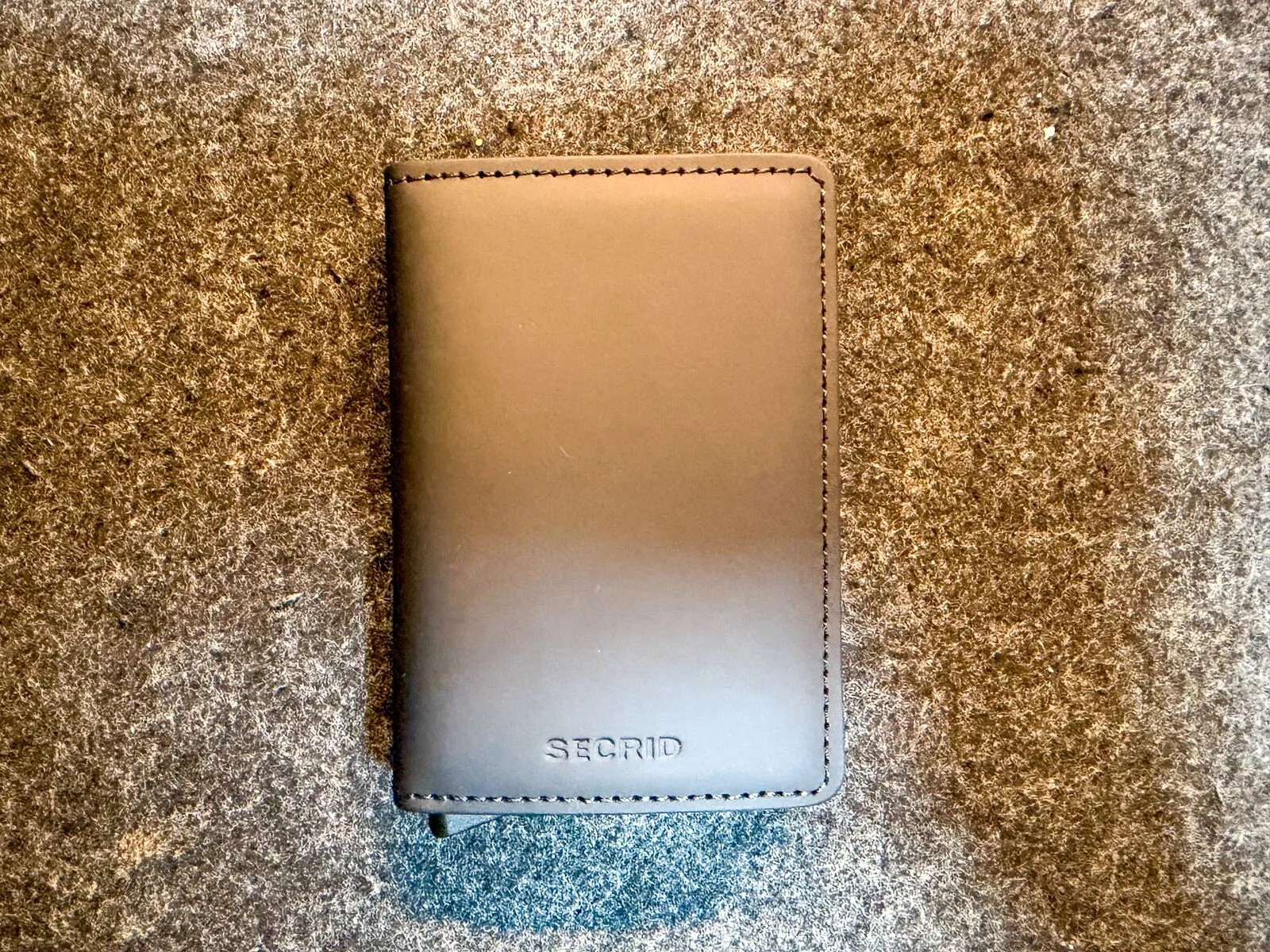 SECRID Slimwallet Matte Black を閉じた状態