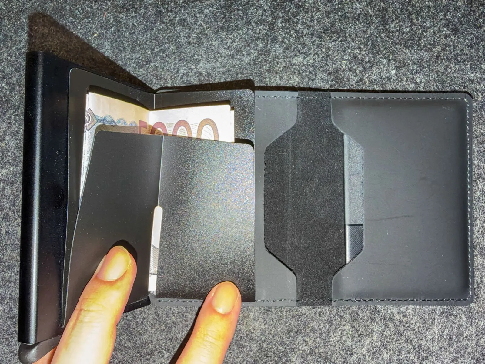 SECRID を開き、Cardprotector 背面のクリップに折ったお札を挟んだところ